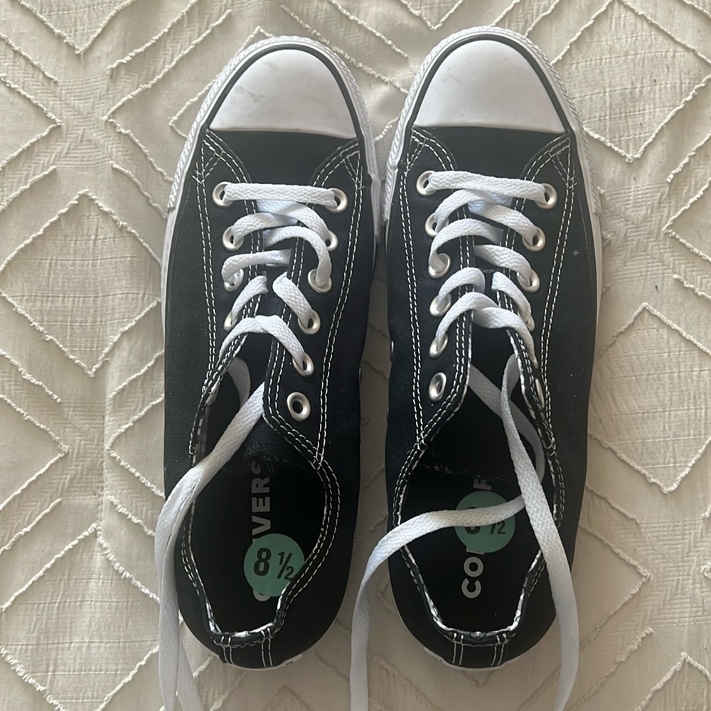 Women Converse chucks black and white